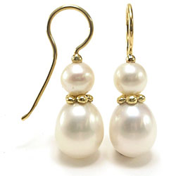 Pirouette shepherd hook earrings in yellow gold with pearls