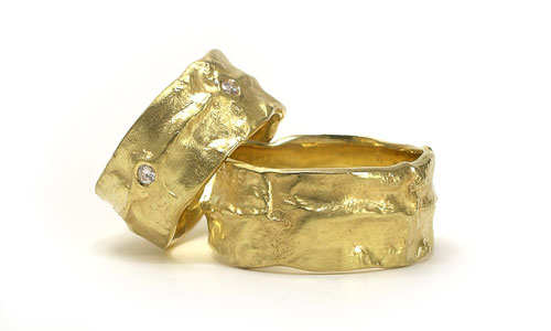 The Ridge Wedding rings in 18k yellow gold with diamonds