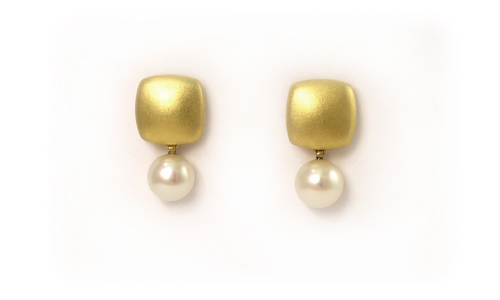 Ear Stud Earrings - in yellow gold with pearls