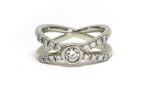 Center Diamond woman's ring with 16 side Diamonds 18k White Gold | Martinus