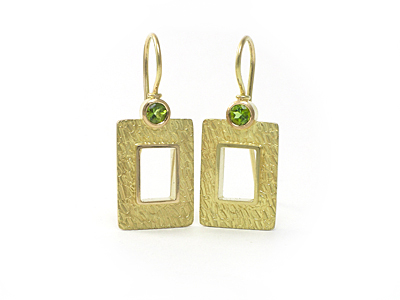 Shepherd hook earrings in yellow gold and peridot gems
