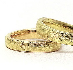 Divine Wave wedding rings in 18k yellow gold, textured by Martinus