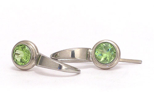 Ear Hooks in 18k white gold and round peridot