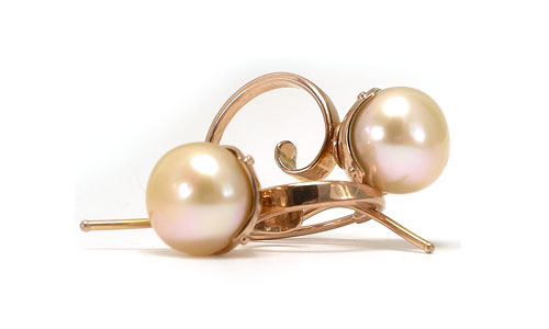 Fresco Shepherd hook earrings in rose gold with rosy pearls by Martinus