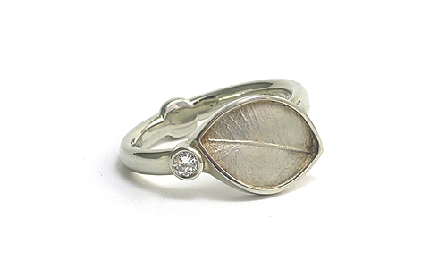 Leaf pattern Diamond Ring in 18k white gold | Martinus