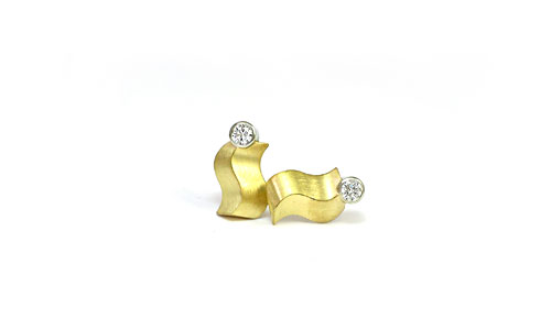 Diamond ear studs in 18k gold by Martinus