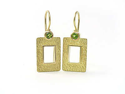 Shepherd hook earrings in yellow gold and peridot gems