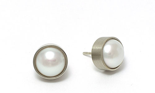 Morning Breeze Pearl ear studs in 18k white gold by Martinus