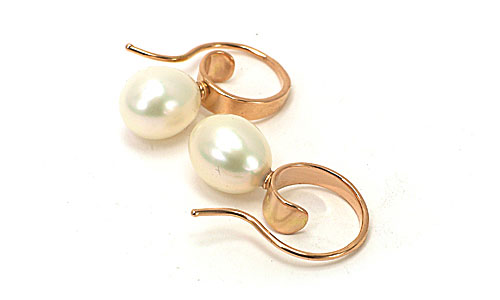 Shepherd Hooks with creamy pearls on 18k rose gold