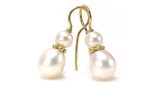 Pirouette shepherd hook earrings in yellow gold with pearls