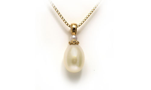 Silk Laces - Pendant and necklace in 18k yellow gold with two pearls by Martinus