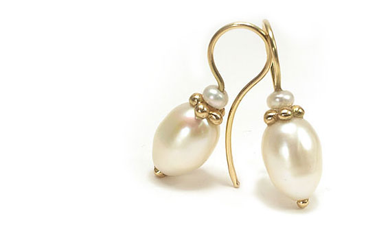 Silk Trail ear hooks with 4 pearls and gold of 18k yellow - by Martinus