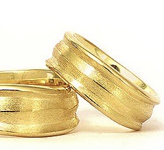 Tidal Sun wedding rings in 18k yellow gold by Martinus
